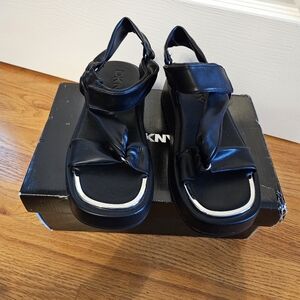 🌟DKNY Black Sandals with Silver Accents🌟